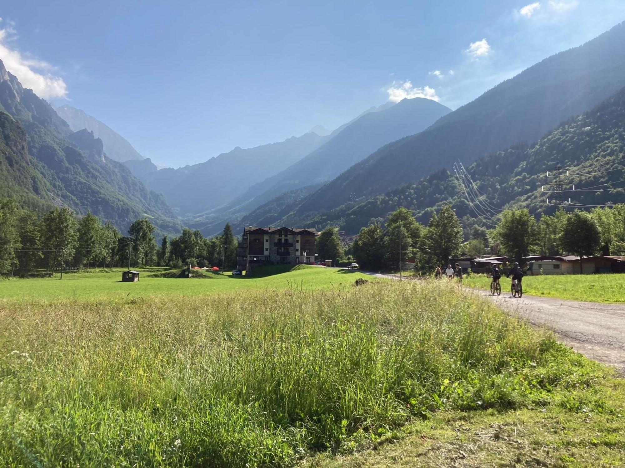Апартаменти Finestra Sulle Alpi Orobie Вальбондьйоне Екстер'єр фото